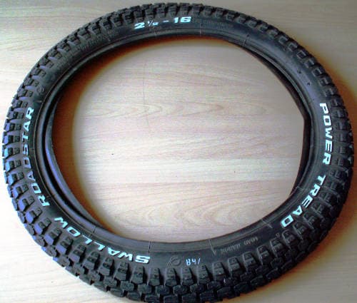 Pneu Swallow Roadstar 2 1/2 -16 Rigide Power Tread 42J 75R HS242